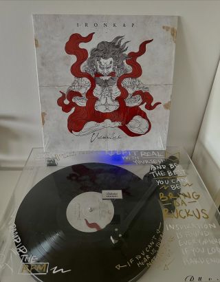 Vinyl je doma. Vinyl je rap a láska k muzice. Nepřeskakuješ, posloucháš. Je to jak knížka vs film. Pro mě splněnej sen....
